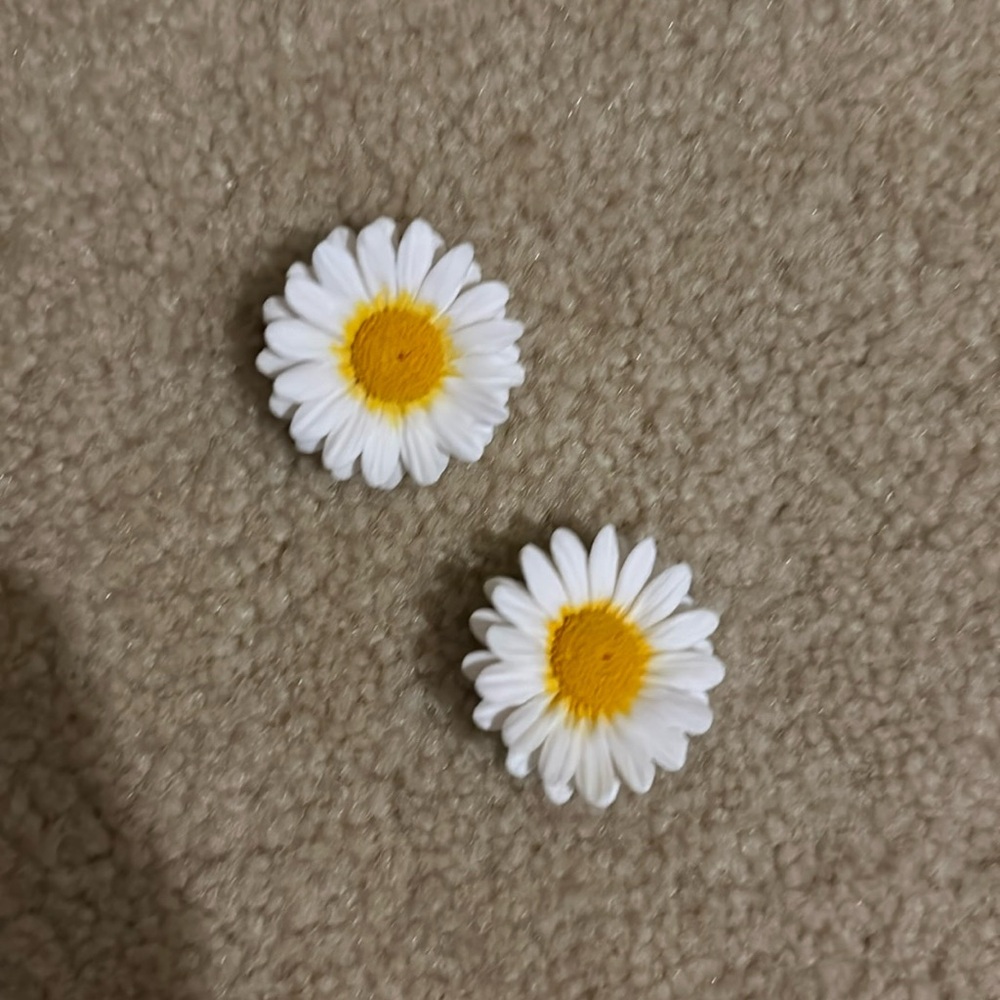 Adorable custom made daisy earrings